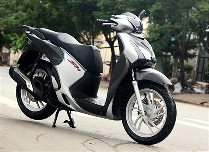 Lấy cảm hứng từ siêu xe Aventador, chiếc SH 2012 được độ lại với gam màu chủ đạo là xám Lamborghini và bạc sáng, phần họa tiết đồng hồ tốc độ là điểm nhấn độc đáo