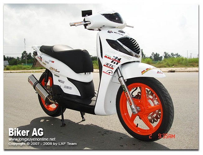 Chiếc SH này dường như đang quảng cáo cho các nhãn hàng 