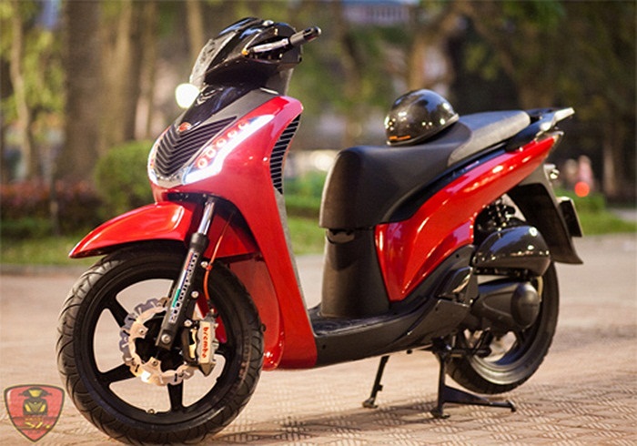 Toàn bộ hệ thống đèn pha và xi-nhan phía trước của chiếc SH này đã được chủ nhân của nó thay thế bằng đèn xenon dành cho xe Audi Q5 và dàn đèn LED O’block Homemade.