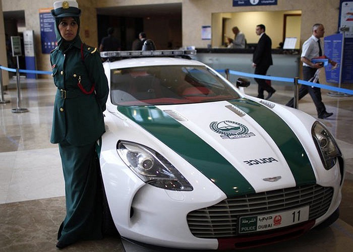 Siêu xe mới nhất của cảnh sát Dubai, Aston Martin One-77 Q Series, trị giá 3 triệu USD. Ảnh Reuters