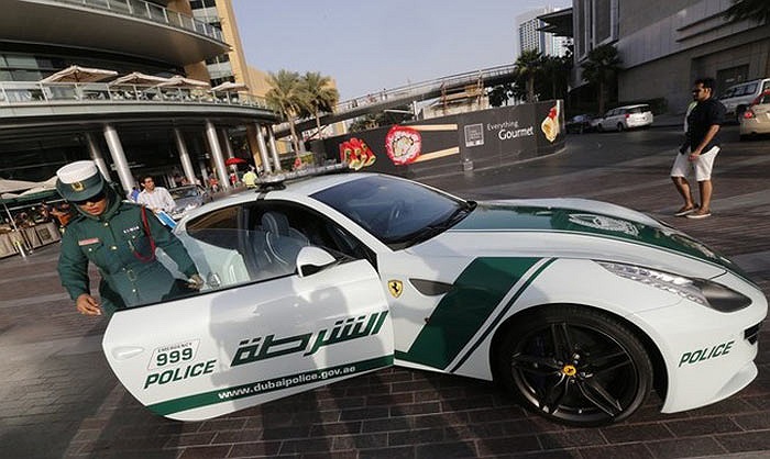 Siêu xe Ferrari FF được ưu ái dành cho các nữ cảnh sát. Ảnh Reuters