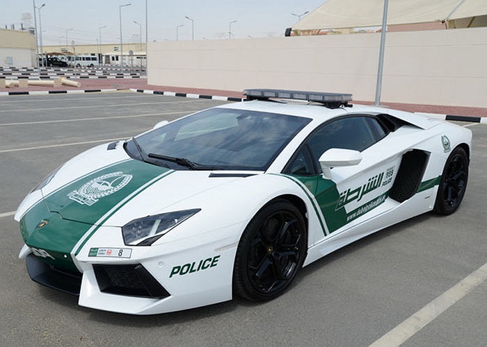 Siêu xe Lamborghini Aventador của cảnh sát Dubai mang biển số 8. Ảnh Indiatimes