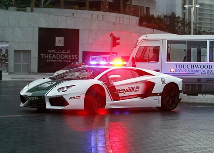 Siêu xe Lamborghini Aventador của cảnh sát Dubai mang biển số8