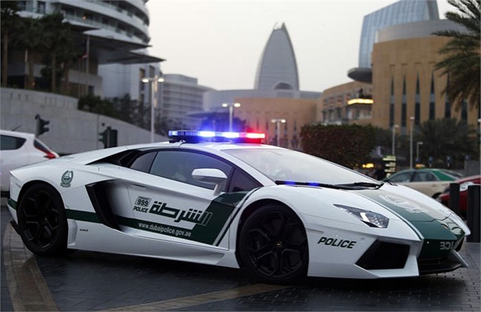 Siêu xe Lamborghini Aventador của cảnh sát Dubai mang biển số 8