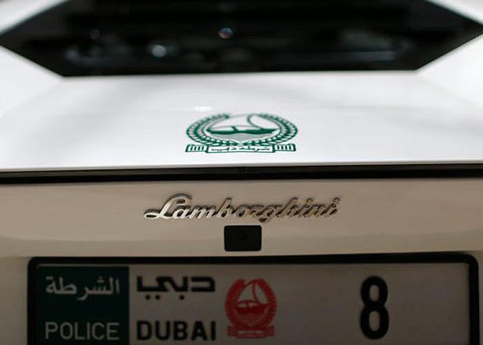 Siêu xe Lamborghini Aventador của cảnh sát Dubai mang biển số8. Ảnh Reuters 