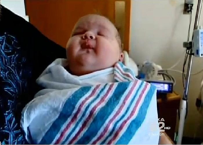 Bé mang giới tính nữ, tên là Addyson Gale Cessana, được chào đời bằng phương pháp mổ Xê-da.