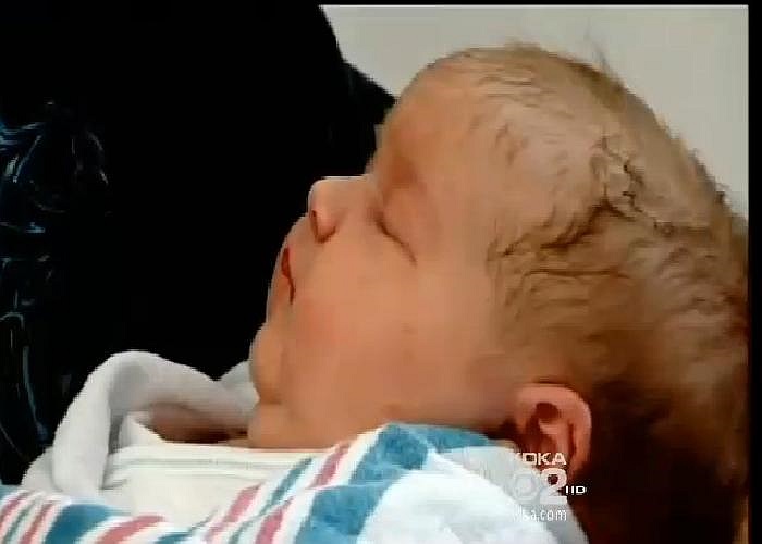 Bên cạnh trọng lượng khổng lồ của mình, bé còn sở hữu chiều cao 64 cm.