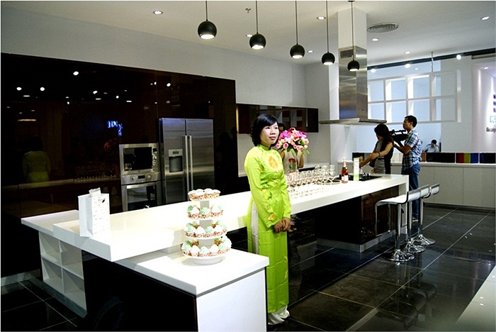 Toàn bộ đồ nội thất bếp hoàn chỉnh của một showroom ở khu B2 của TTTM được làm từ các thiết bị cao cấp có giá xấp xỉ...1 tỷ đồng