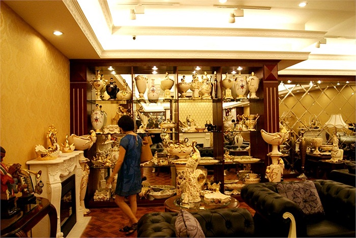 Trong hình là một gian hàng đồ sứ cao cấp dát vàng ở khu phố nội thất