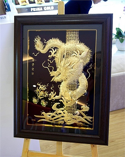 Bức tranh rồng này được làm 100% từ vàng 24k, giá cũng tương đương