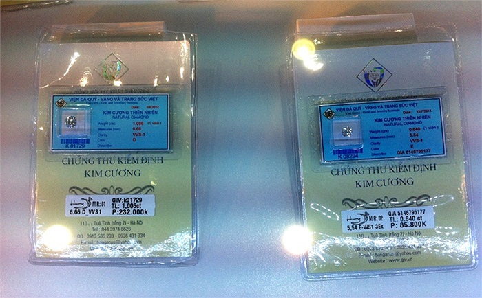 Tại khu phố trang sức, viên kim cương bên phải có giá hơn 85 triệu đồng còn viên kim cương bên trái nhìn chỉ nhỉnh hơn một chút nhưng có giá lên tới 232 triệu đồng.