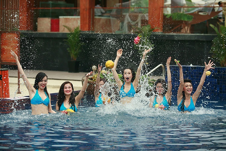 Trong trang phục bikini màu xanh, hơn 60 thí sinh cùng nhau khoe dáng đầy quyến rũ bên bờ biển Hội An. 