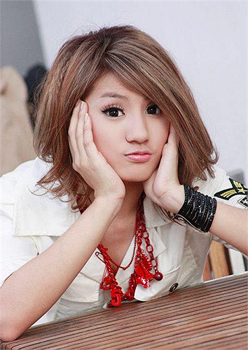 Cô gái này nổi tiếng từ cuộc thi Freshie Girl - một cuộc thi tuyển chọn những gương mặt xinh đẹp, tài năng trong giới trẻ,...