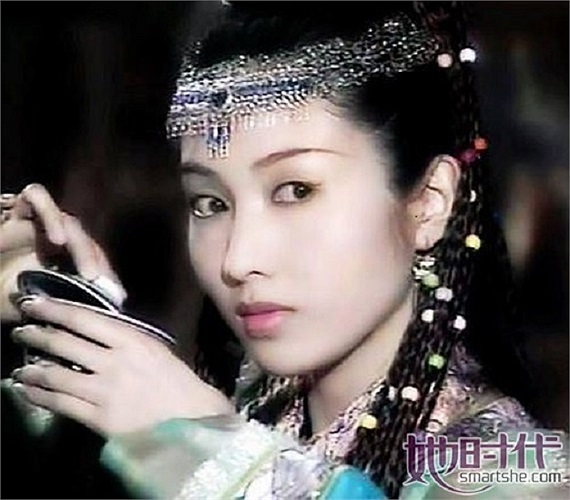 Lê Tư còn ghi dấu ấn với vai Triệu Mẫn trong 'Ỷ thiên đồ long ký' 2000.