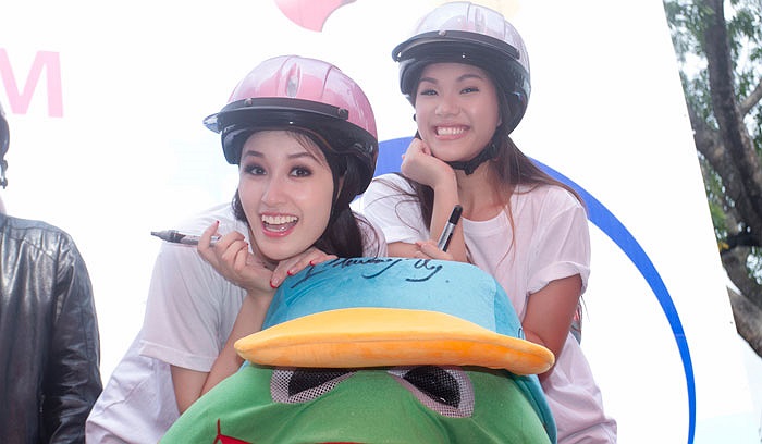 Với vai trò đại sứ, tham gia chương trình nhiều năm, Mai Phương Thúy rất hứng khởi với chương trình này. Trong hình là ca sĩ Phương Vy bên cạnh hoa hậu.