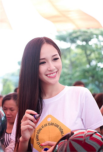 Nụ cười rạng rỡ và gương mặt tràn sức sống.