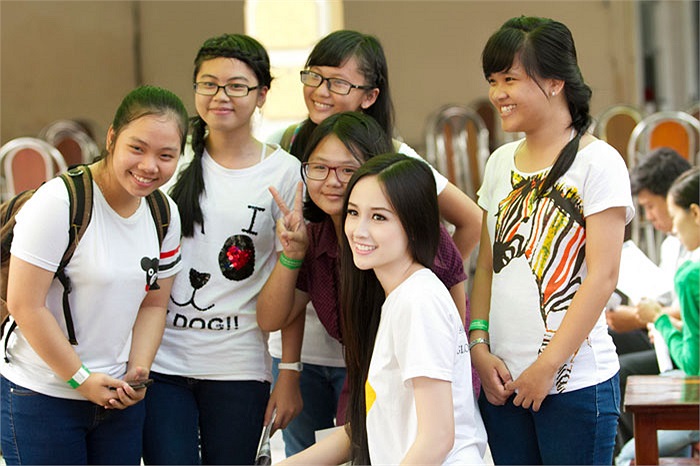 Hoa hậu chụp hình chung với các em nhỏ