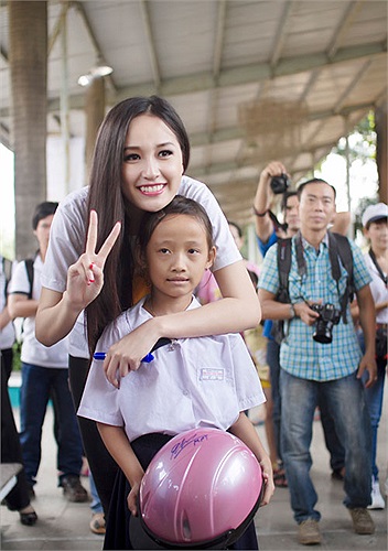 Và chụp ảnh xì tin cùng bé gái xinh xắn.