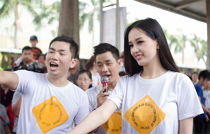 Tham gia chương trình còn có MC Nguyên Khang.