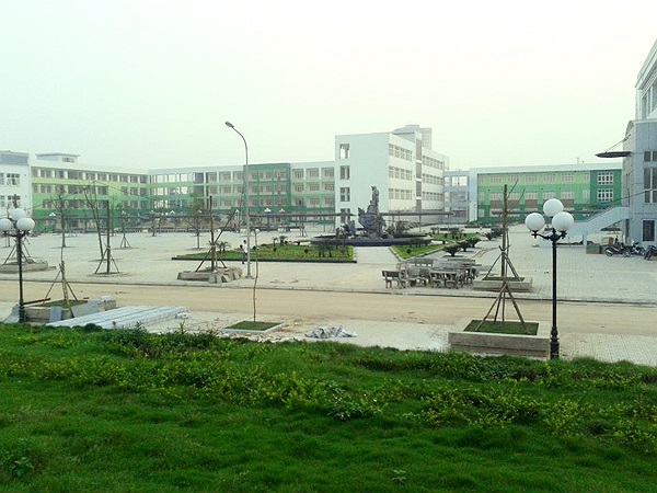 Trường THPT chuyễn Nguyễn Huệ mới rộng gấp 4 lần trường cũ với diện tích 5,6 ha ở La Khê, Hà Đông.
