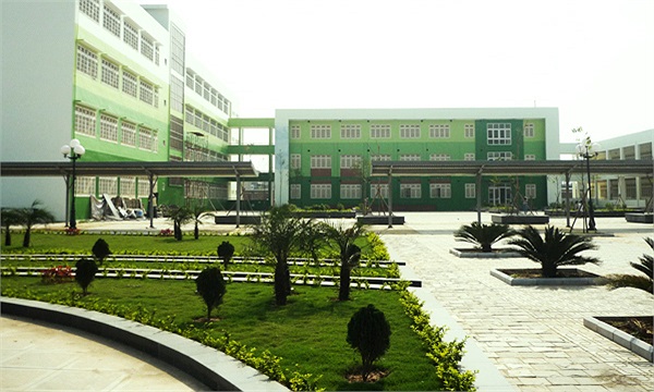 Kiến trúc hiện đại cùng một không gian nhiều cây xanh là điểm nhấn lớn nhất của mái trường THPT chuyên Nguyễn Huệ mới