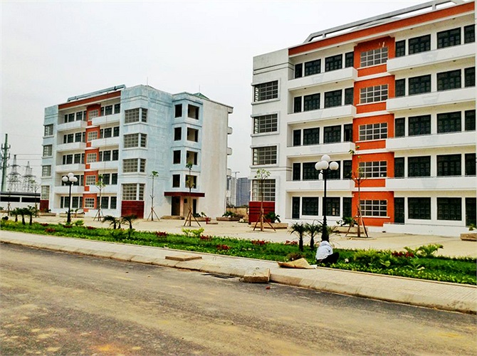 Đường rộng thênh thang dẫn vào khu ký túc xá