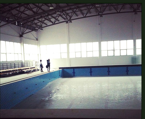 Bể bơi trong nhà rộng lớn khiến các em học sinh có thể thoải mái trong các giờ học thể dục