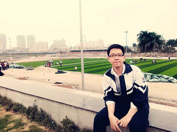 Sân bóng được trải cỏ nhân tạo sẽ thu hút các bạn nam sinh vào những hoạt động thể thao lành mạnh