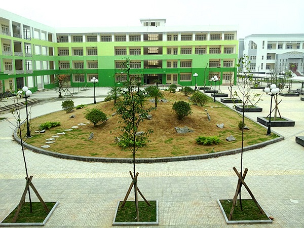 Trường có 3 khu nhà học chính A,B,C với 4 tầng. Khu nhà học thông với khu Ban giám hiệu. Thư viện to đẹp cũng 4 tầng, trong đó tầng 4 là phòng hội thảo cho các bạn học sinh
