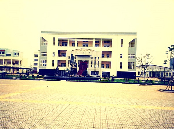 Phía trước là khoảng sân rộng được lát đá cẩn thận