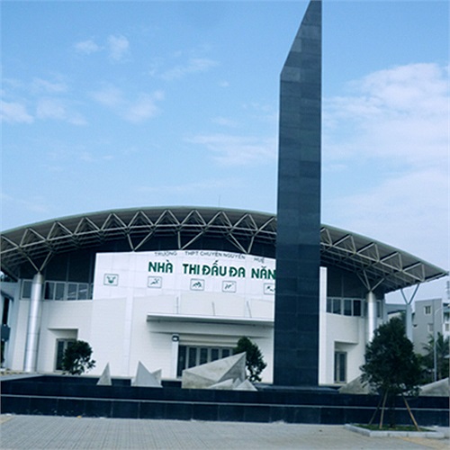 Trước nhà thi đấu có ngọn tháp tri thức cao vút