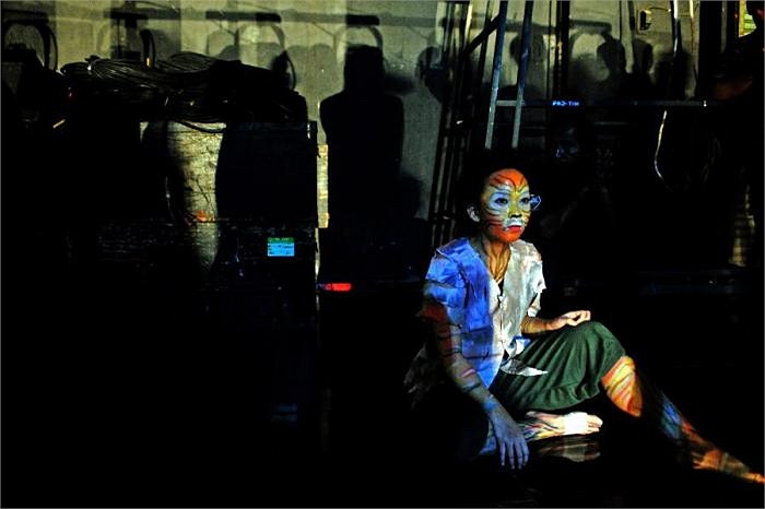 Được biết, trường múa Namarina được thành lập từ năm 1956, chuyên đào tạo các học sinh ở các lĩnh vực nghệ thuật như: múa ba lê, Jazz Dance và Fitness. Trong ảnh là một học sinh đang ngồi nghỉ ngơi giữa các tiết học.