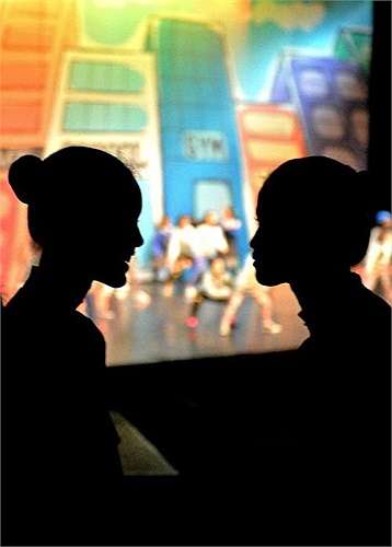 Hai nữ sinh của trường múa Namarina chuẩn bị cho các tiết mục biểu diễn trước công chúng.