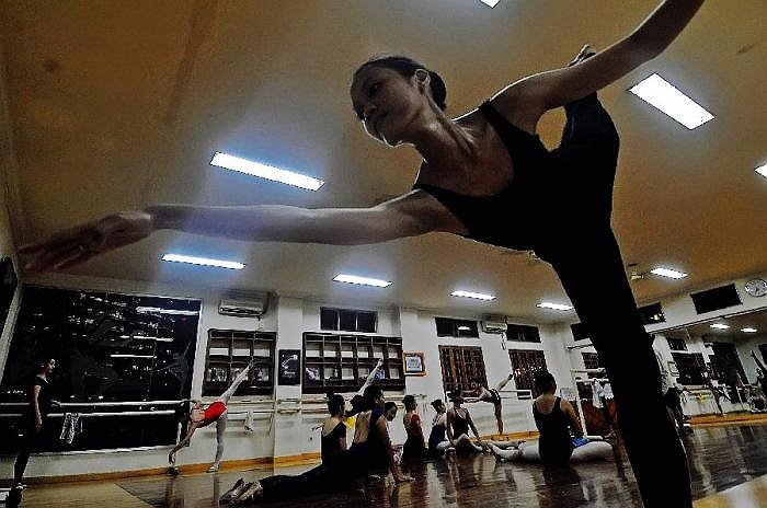 Hình ảnh các sinh viên hăng say tập luyện múa ba lê trước sự hướng dẫn của giáo viên bộ môn.