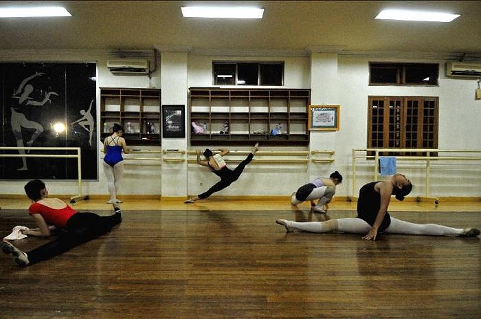 Ở bộ môn múa ba lê, các nghệ sĩ cần đòi hỏi sự dẻo dai của cơ thể.