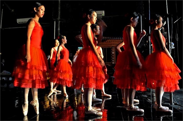 Sau một thời gian tập luyện chuyên tâm, các sinh viên của trường sẽ có những màn biểu diễn, kiểm tra trước hội đồng giáo viên bộ môn.