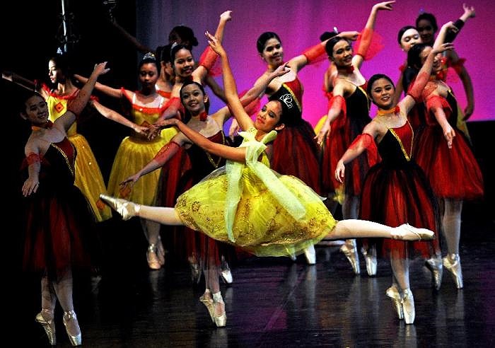 Trong ảnh là các sinh viên múa với quần áo sặc sỡ, đang biểu diễn tại một nhà hát lớn ở thủ đô Jakarta, Indonesia.