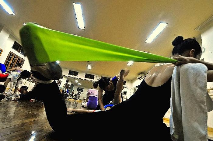 Tại trường, giáo viên bộ môn sẽ sáng tạo ra nhiều phương pháp thích hợp, giúp học sinh luyện tập độ dẻo dai của cơ thể. 