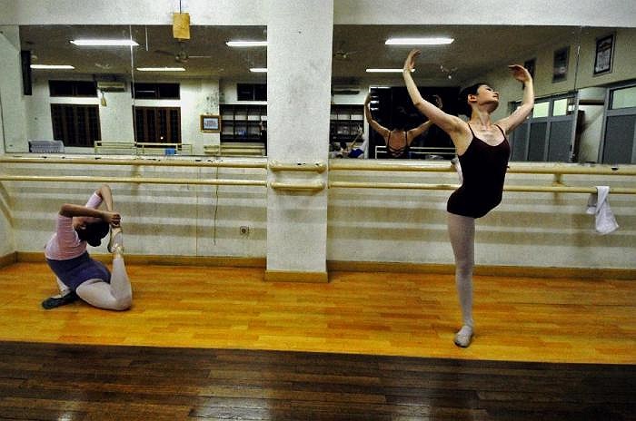 Thông thường, tại các lớp học như thế này đều được lắp đặt các tấm kính lớn xung quanh các bức tường để hỗ trợ sinh viên tập luyện.