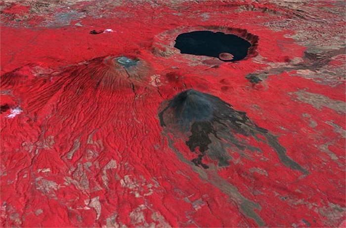 Núi lửa Santa Ana ở El Salvador có màu sắc đỏ rực rỡ nhờ phương pháp bức xạ kế khi nhìn từ tàu vũ trụ xuống Trái đất. Ngọn núi này bắt đầu hoạt động kể từ năm 1904