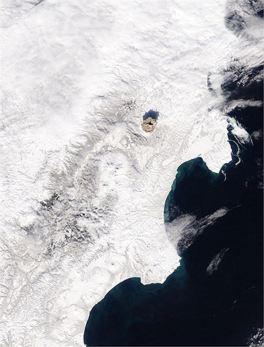 Núi lửa Shiveluch nằm trên bán đảo Kamchatka của Nga phụ trào một lớp tro bụi cao 9.750m tạo nên khung cảnh trắng xóa như lạc vào thế giới của băng tuyết