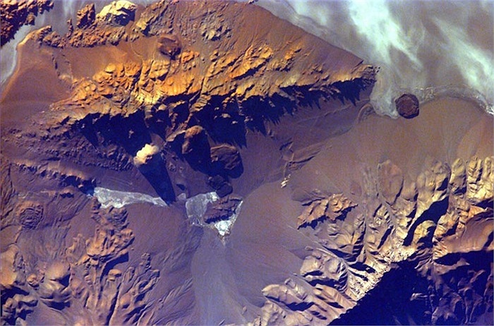 Aracar là một trong số ngọn núi lửa thuộc dãy núi Andes nằm trên biên giới phía Đông giữa Argentina-Chile. Nhìn từ trên cao, ngọn núi lửa này có màu sắc khá trầm.