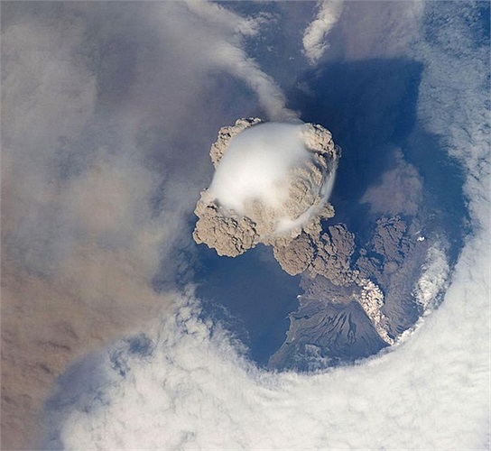 Sarychev là một trong những núi lửa hoạt động mạnh nhất trong chuỗi những nơi tương tự ở trên quần đảo Kuril và ở vùng Tây Bắc của đảo Matua. Trong ảnh cột bụi bốc lên trên cao kèm theo làn khói trắng giống như một kiệt tác nghệ thuật