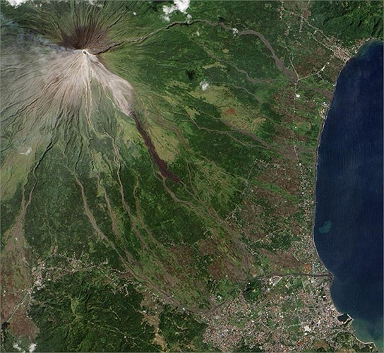 Trong ảnh, núi lửa Mayon có màu xanh xem lẫn màu trắng tạo nên khung cảnh vô cùng hoàn mĩ