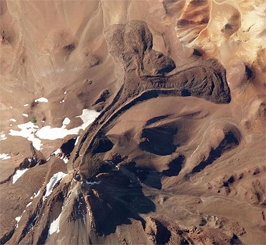 Núi lửa Llullaillaco có độ cao 6.739m so với mực nước biển. Ngọn núi này đã nằm yên không thức giấc kể từ năm 1877