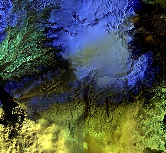 Miệng núi lửa Eyjafjallajokull có đường kính 3-4 km và sông băng bao phủ một diện tích khoảng 100 km vuông tạo nên cảnh quan tuyệt đẹp khi nhìn từ không trung với những gam màu xanh khác nhau