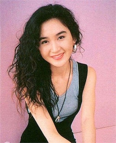 Từ năm 15 tuổi, khi bắt đầu bước vào sự nghiệp diễn xuất, Ôn Bích Hà đã có thẻ tự lo cho cuộc sống.