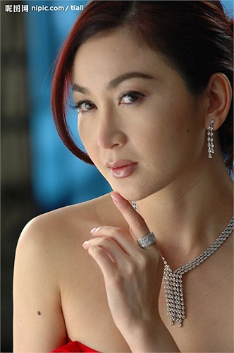 Hiện tại, tuy đã ở tuổi U50, Ôn Bích Hà vẫn không ngần ngại diện những bộ cánh nóng bỏng.