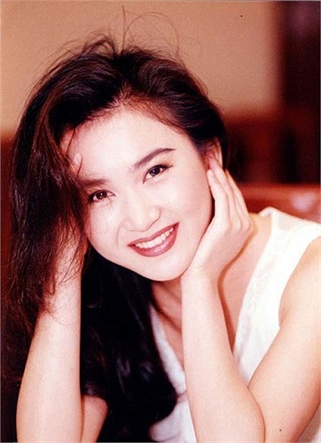 Ôn Bích Hà sinh năm 1966 tại Hong Kong.