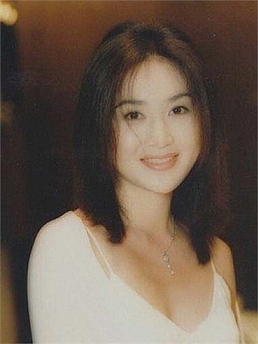 Là con gái út trong một gia đình cựu chiến binh song Ôn Bích Hà luôn tìm mọi cách thoát khỏi sự quản lý của gia đình.